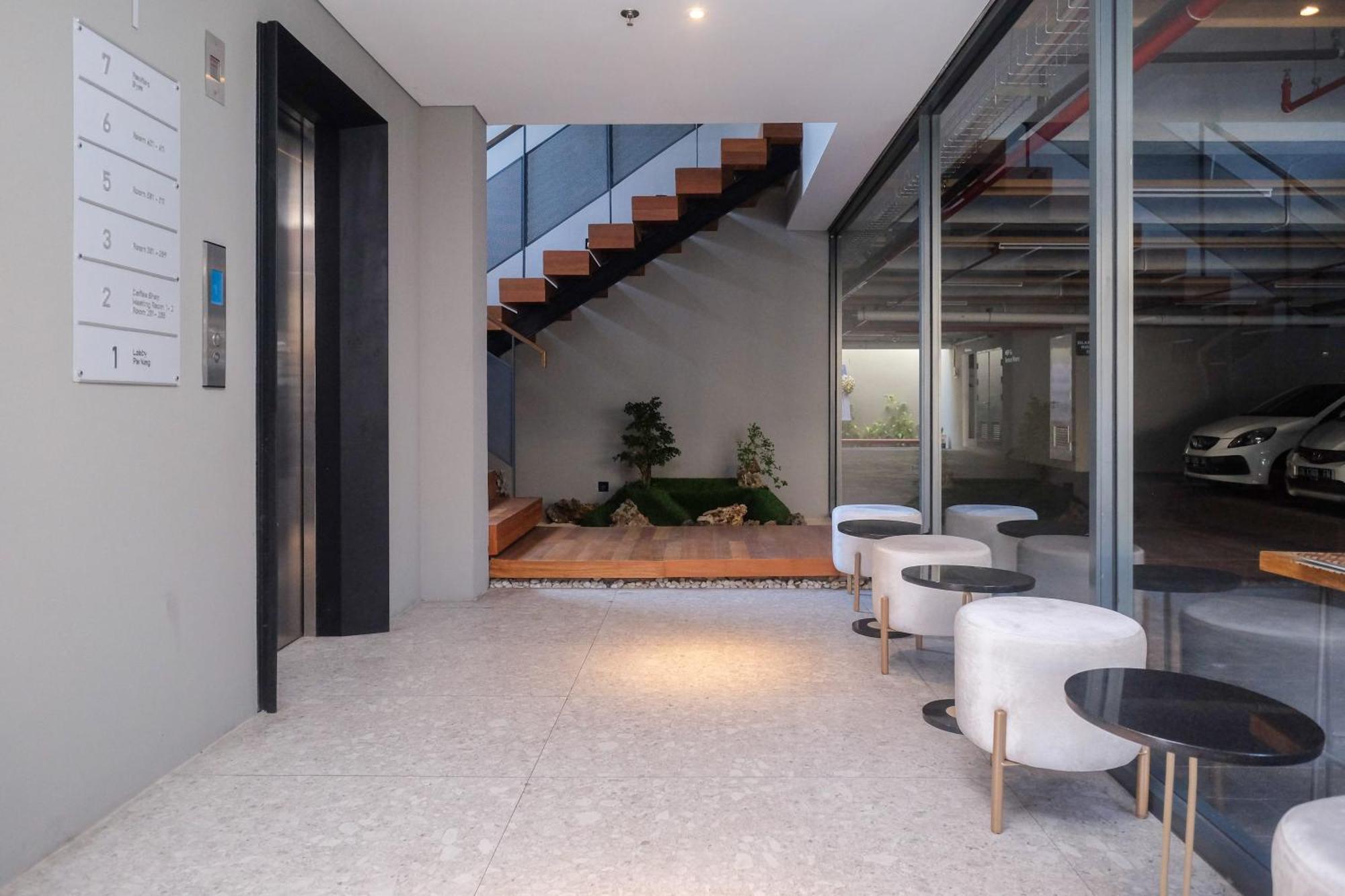 Sans Hotel Rg Living Jogja By Reddoorz Pakualaman Bagian luar foto