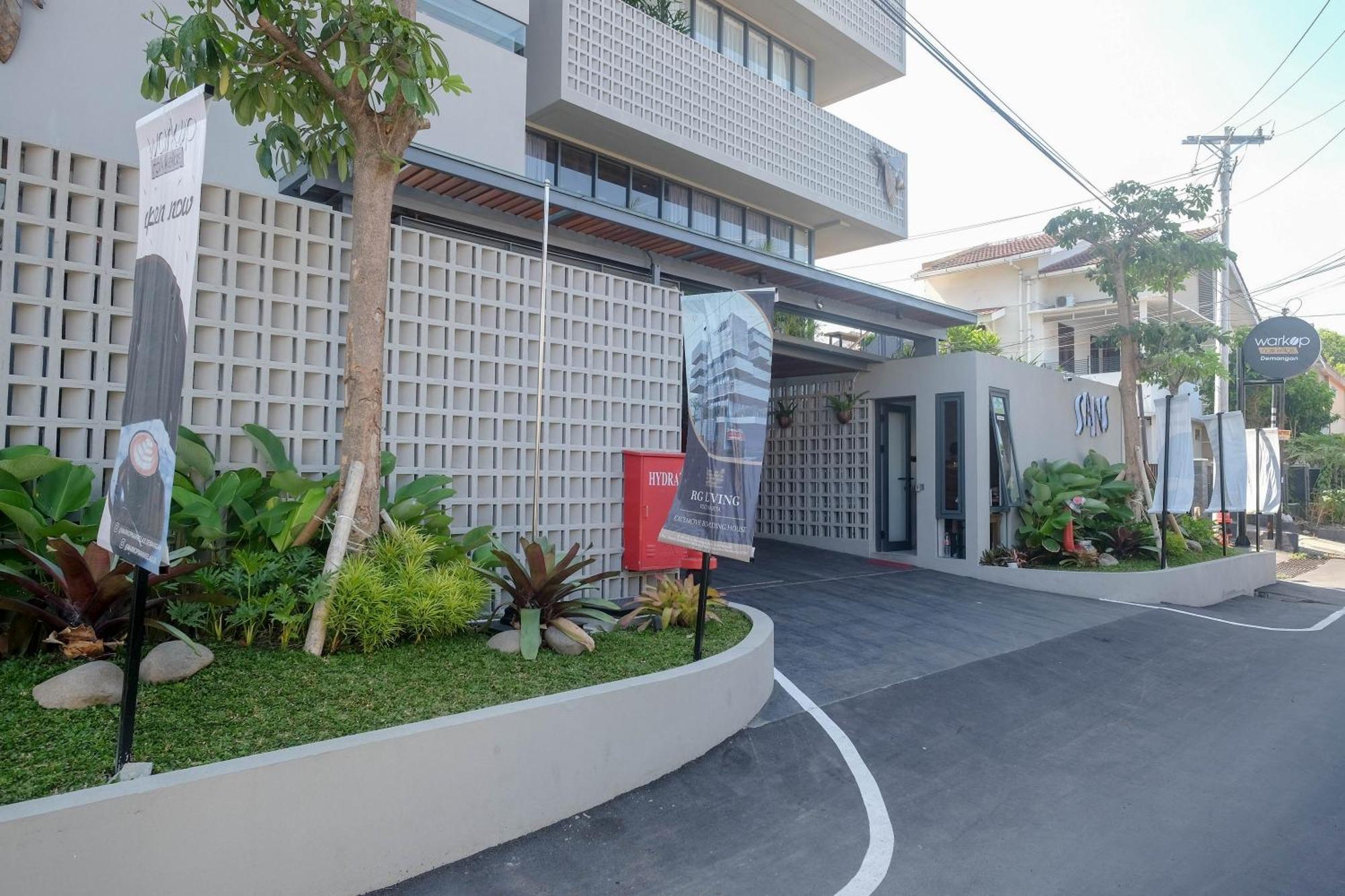 Sans Hotel Rg Living Jogja By Reddoorz Pakualaman Bagian luar foto