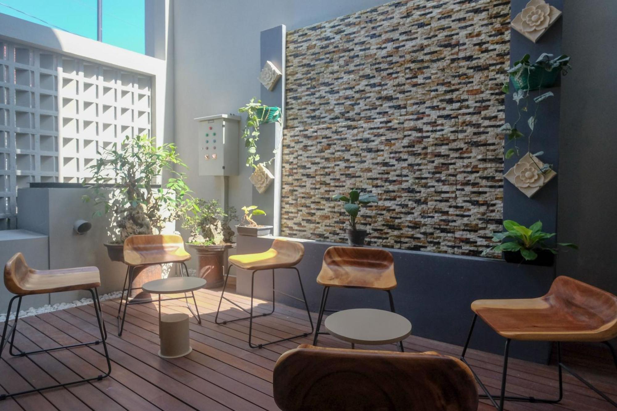 Sans Hotel Rg Living Jogja By Reddoorz Pakualaman Bagian luar foto