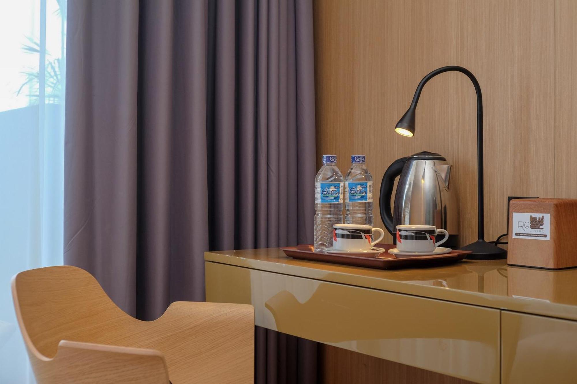 Sans Hotel Rg Living Jogja By Reddoorz Pakualaman Bagian luar foto