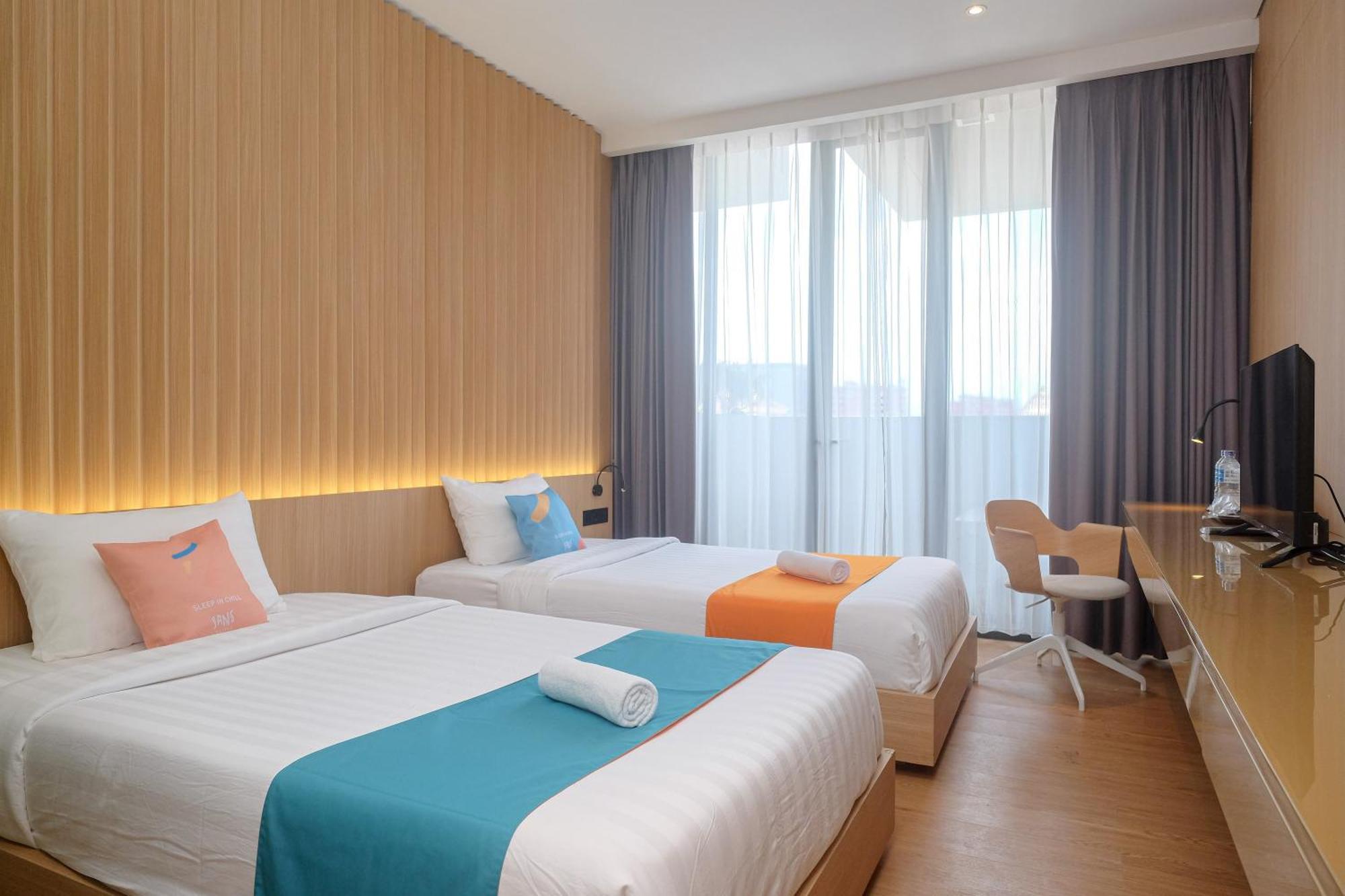 Sans Hotel Rg Living Jogja By Reddoorz Pakualaman Bagian luar foto