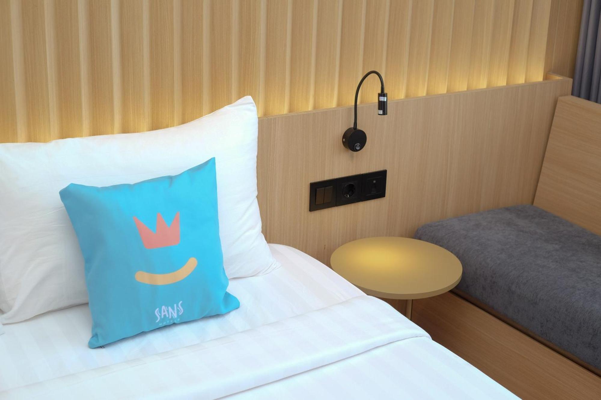 Sans Hotel Rg Living Jogja By Reddoorz Pakualaman Bagian luar foto