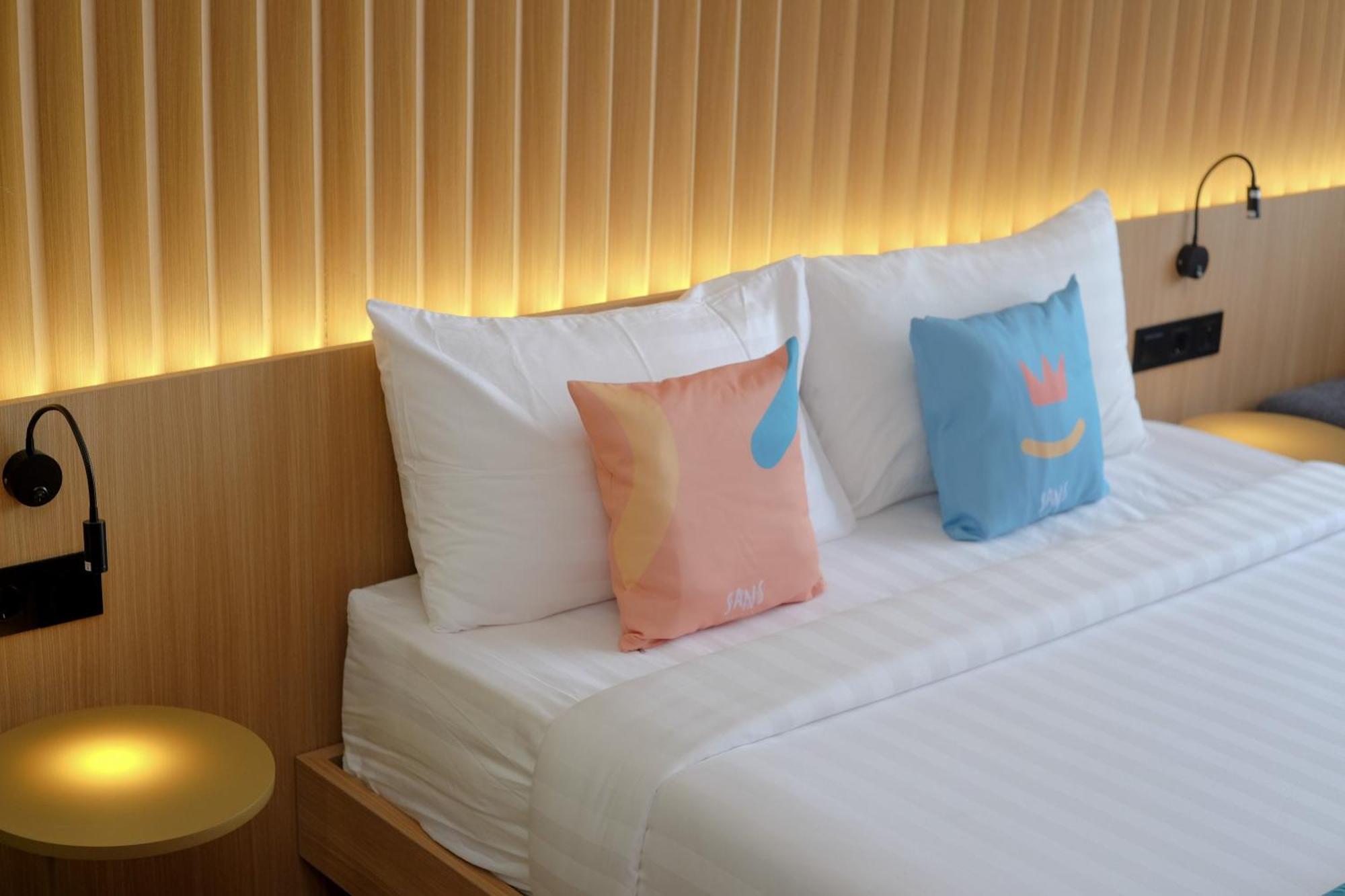 Sans Hotel Rg Living Jogja By Reddoorz Pakualaman Bagian luar foto
