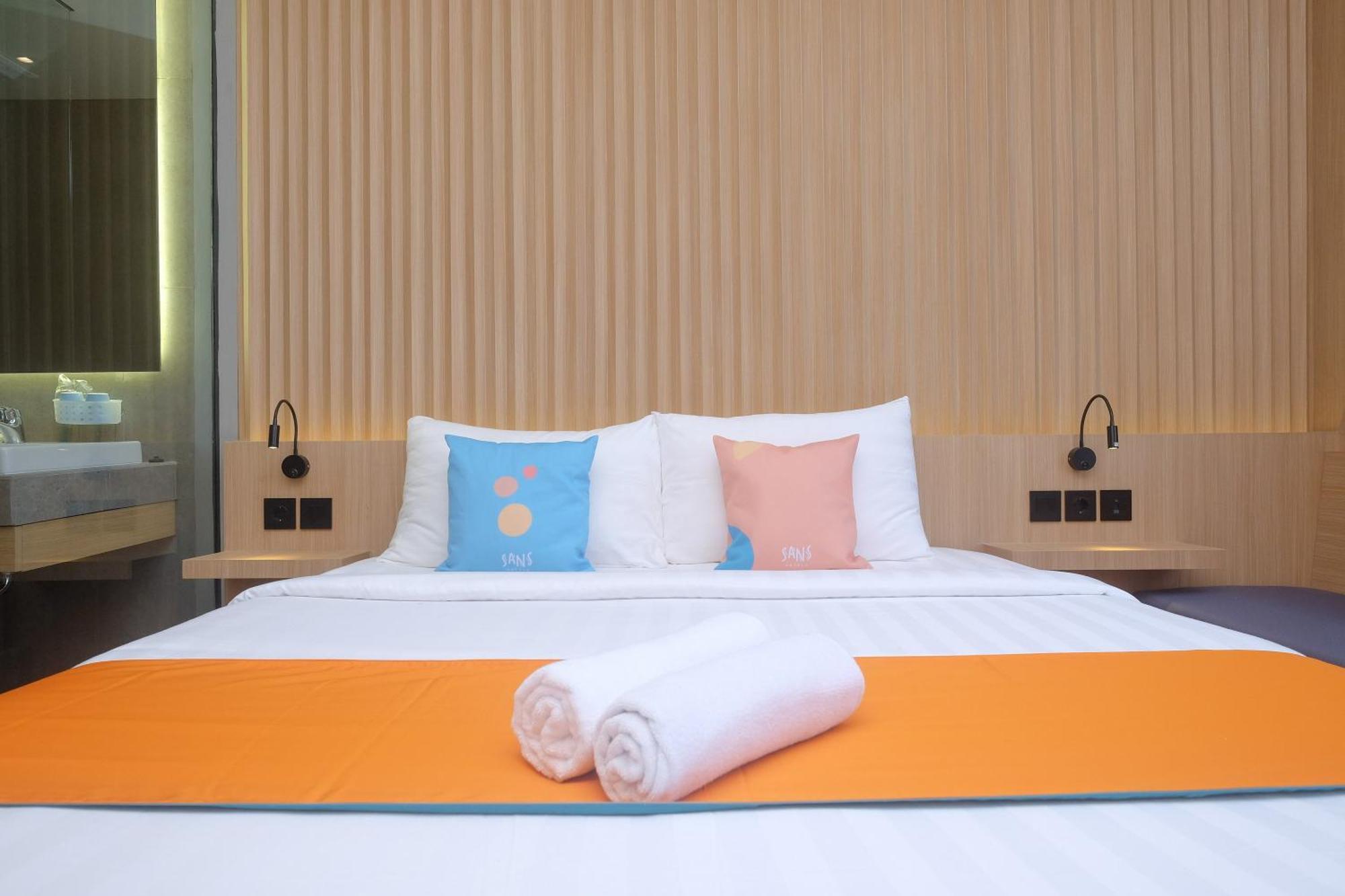 Sans Hotel Rg Living Jogja By Reddoorz Pakualaman Bagian luar foto